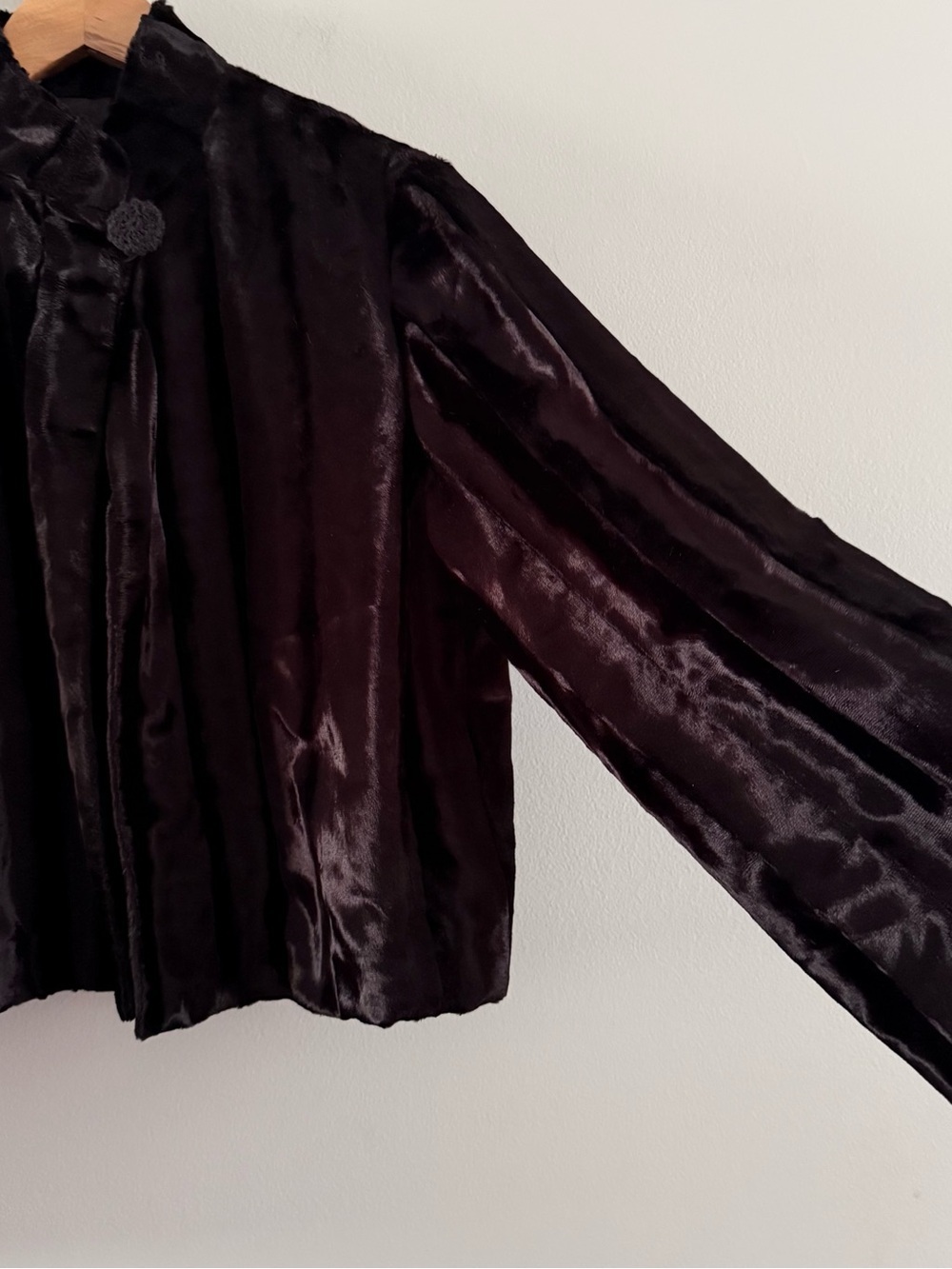 Cropped Black Faux-Fur Teddy Jacket with Decorative Clasp - Women - Picture 4 of 7